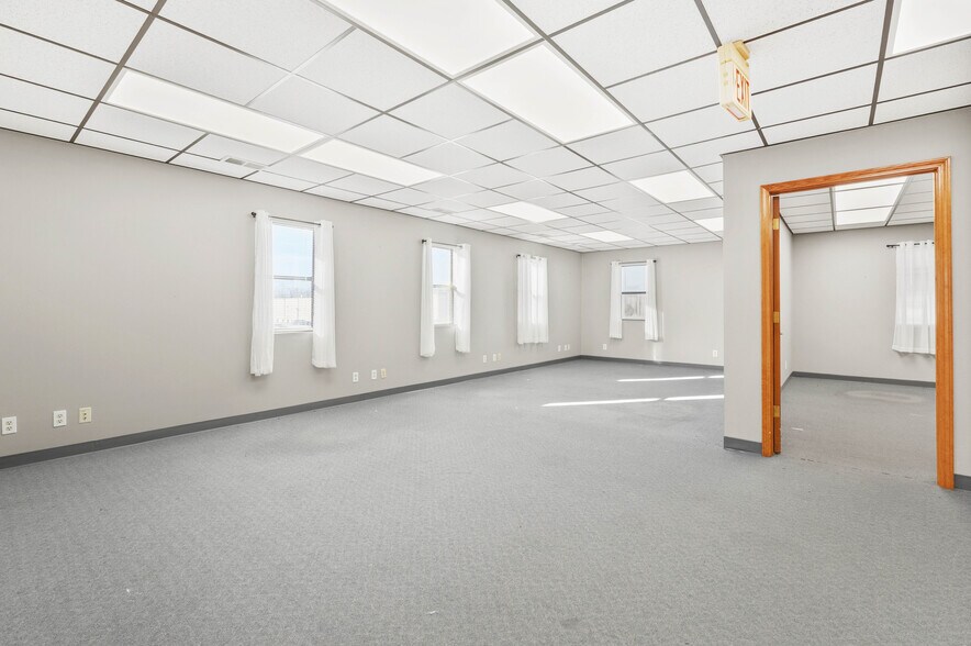 More Photos Of 604 Industrial Park Dr, Eldon Office For Sale