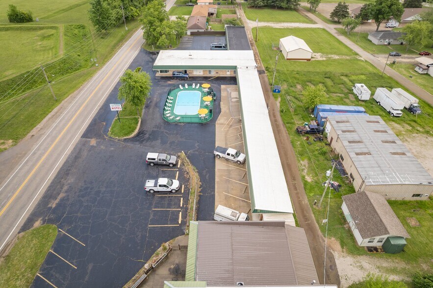 More Photos Of 310 S McCune St, Pilot Knob Hotel For Sale