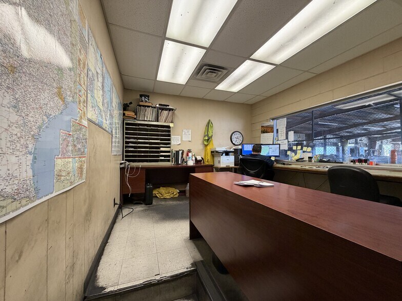 More Photos Of 2026 W Malone Ave, San Antonio Warehouse For Sale