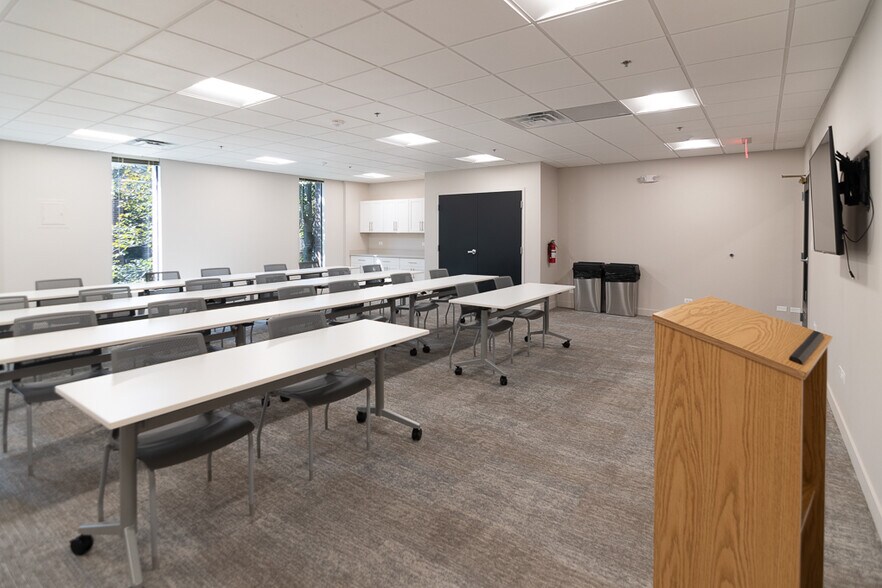 More Photos Of 900 Skokie Blvd, Northbrook Unknown For Lease