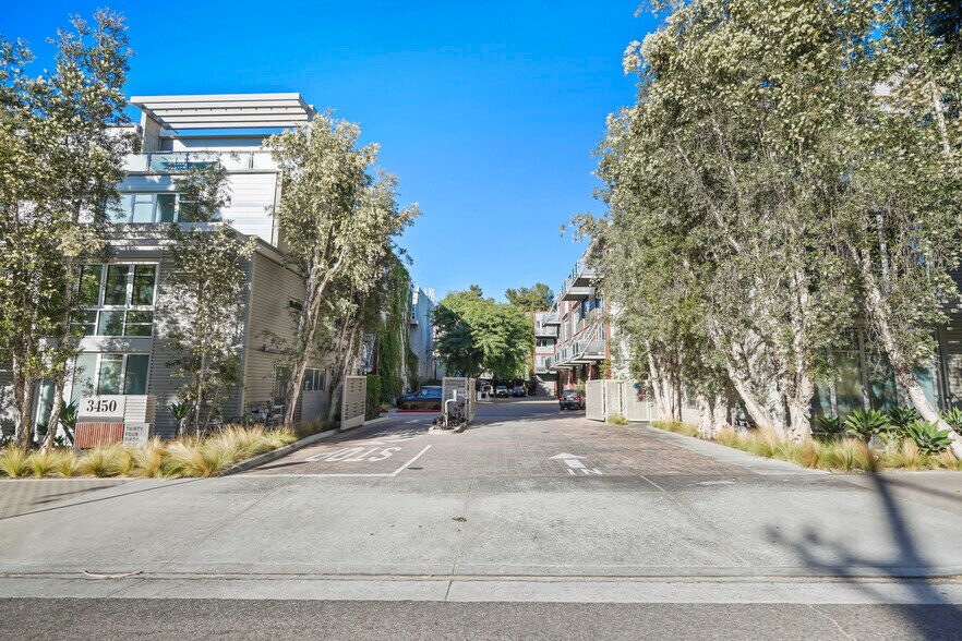 More Photos Of 3450 Cahuenga Blvd W, Los Angeles Office Residential For Lease