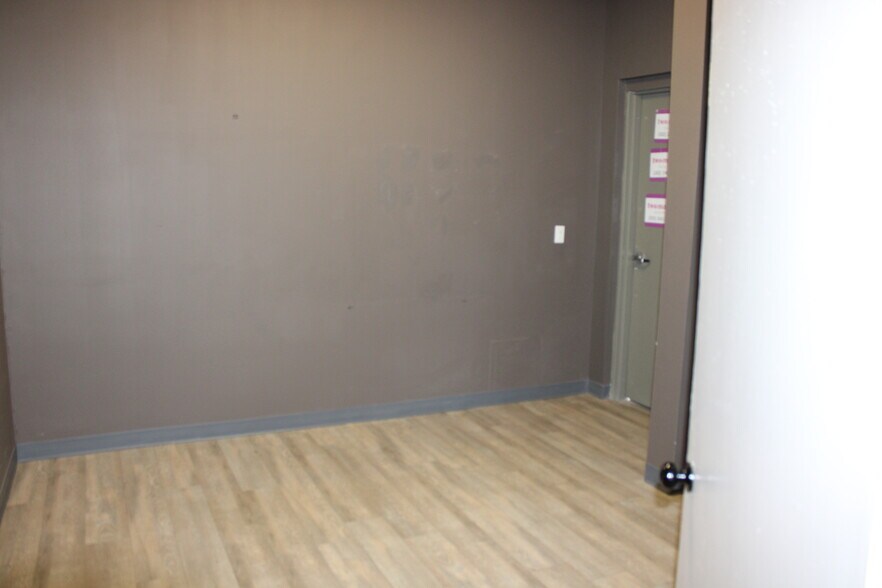 More Photos Of 2260-2292 Commercial Way, Spring Hill Storefront For Lease