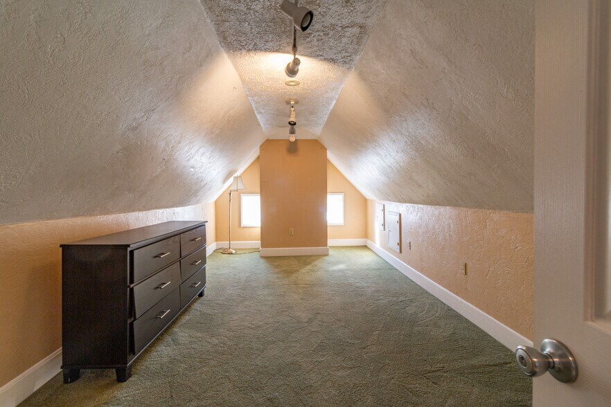 More Photos Of 323 S Main St, Zelienople Office Residential For Lease