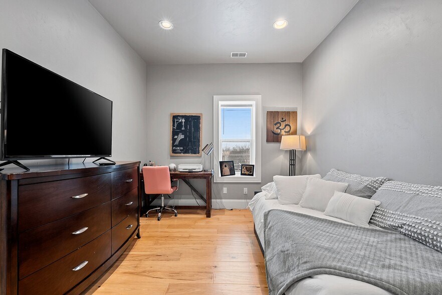 More Photos Of 408 Dousman St, Green Bay Storefront Retail Residential For Sale