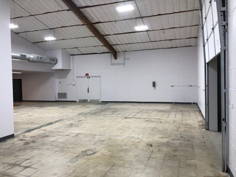 More Photos Of 2118 Mannix Dr, San Antonio Showroom For Sale