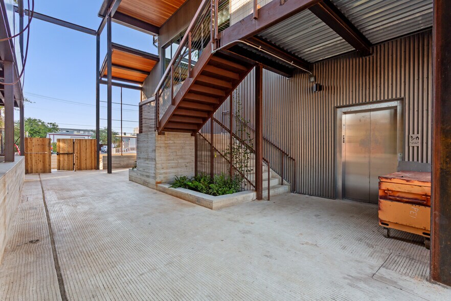 More Photos Of 201-207 E Saint Elmo Rd, Austin Unknown For Lease