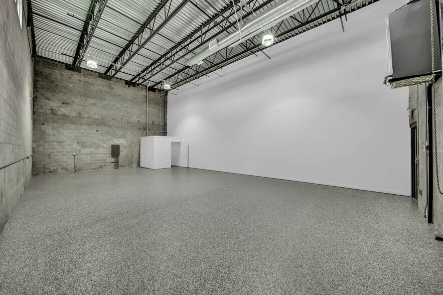 More Photos Of 861 NE Industrial Blvd, Jensen Beach Warehouse For Lease