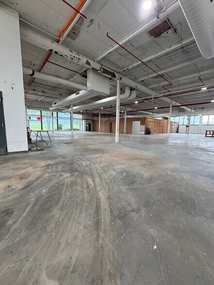 More Photos Of 4242 W Bryn Mawr Ave, Chicago Manufacturing For Lease