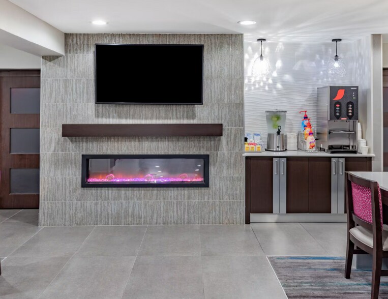 More Photos Of 6790 Southwest Fwy, Houston Hotel For Sale