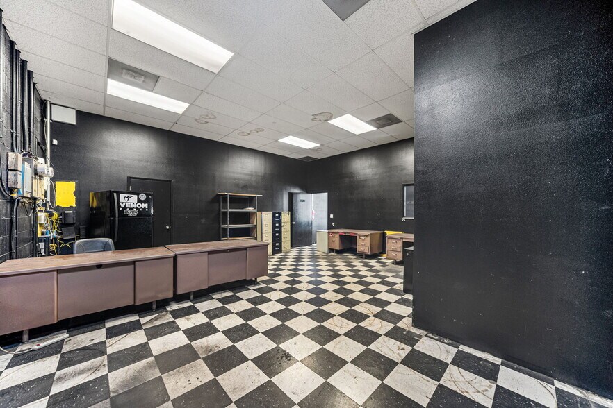 More Photos Of 960 W Holt Blvd, Ontario Freestanding For Sale