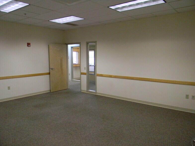 More Photos Of 195 Russell St, Hadley Medical For Lease
