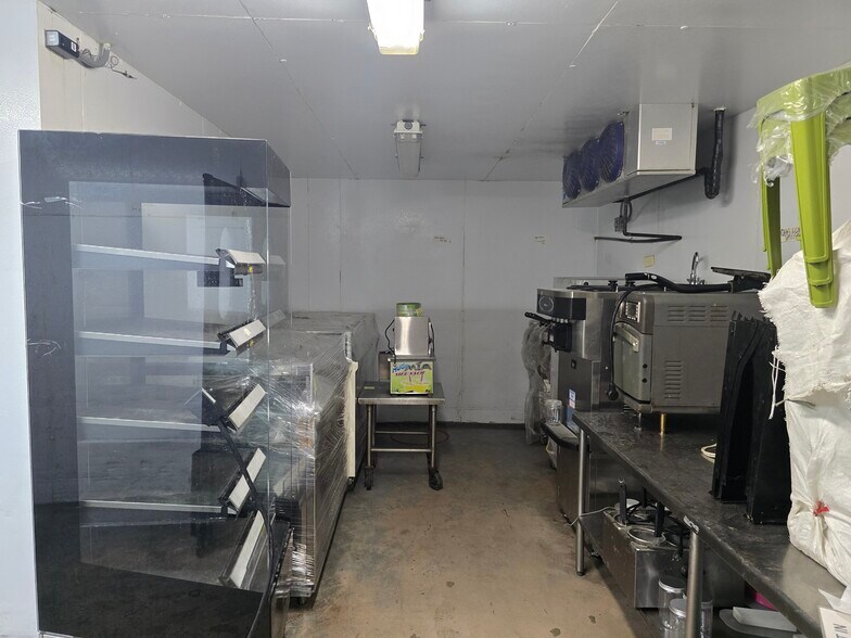More Photos Of 2405 W Ardmore Ave, Chicago Industrial For Sale