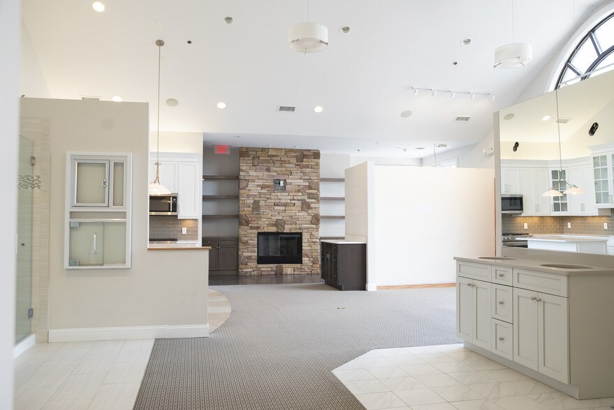 More Photos Of 3750 Express Dr S, Islandia Office For Lease