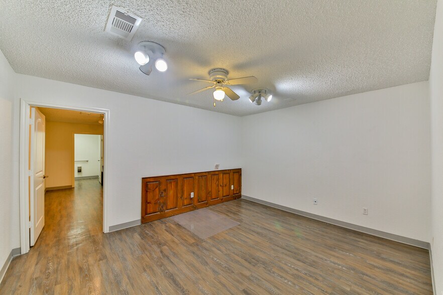 More Photos Of 423 S 8th St, La Porte Distribution For Lease