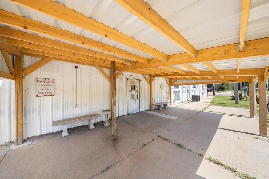 More Photos Of 2106 E 4th Ave, Hutchinson Storefront For Sale