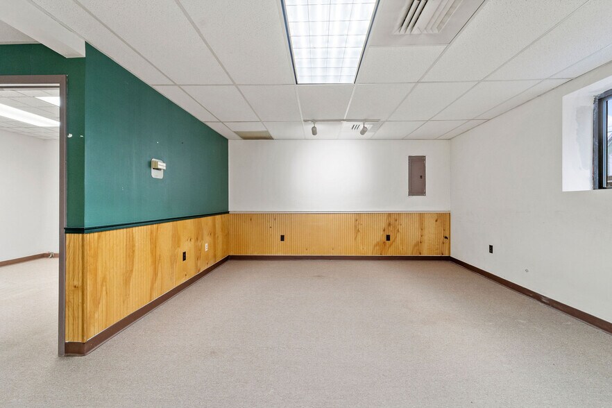 More Photos Of 104 N Duane Ave, Endicott Industrial For Lease