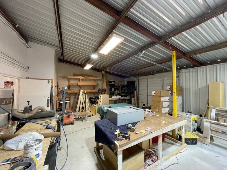 More Photos Of 2118 Mannix Dr, San Antonio Showroom For Sale