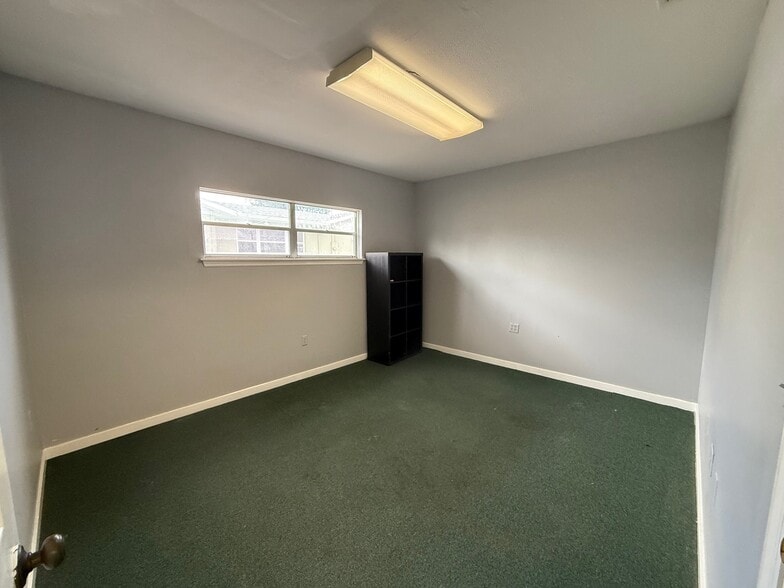 More Photos Of 285 E Alfred St, Tavares General Retail For Lease