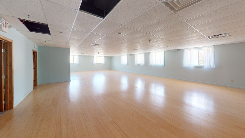 More Photos Of 198 Londonderry Tpke, Hooksett Light Distribution For Lease