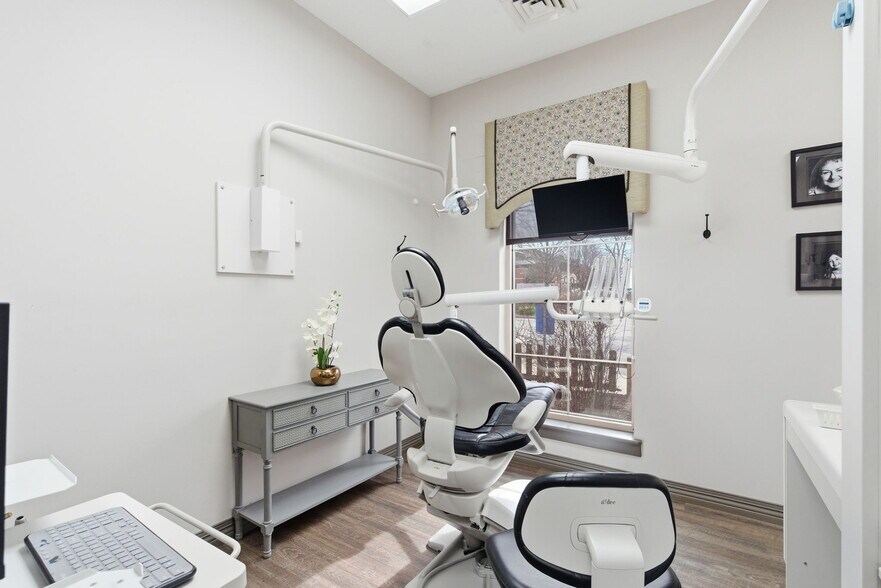 More Photos Of 2104 Chesterfield Blvd, Springfield Office For Sale