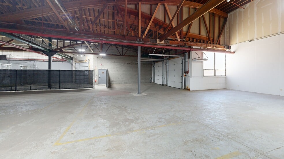 More Photos Of 920 Cedar Ave, St Charles Light Distribution For Lease