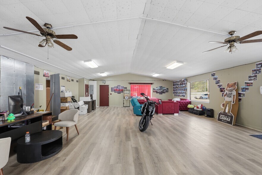 More Photos Of 621 Green Blvd, Aurora Auto Dealership For Sale