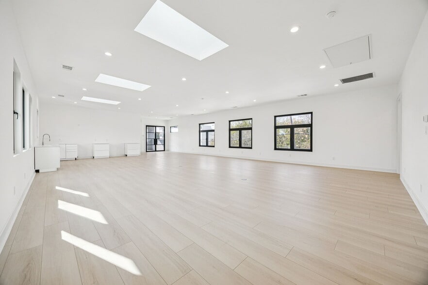 More Photos Of 446 Tyler St, Dallas Office For Sale