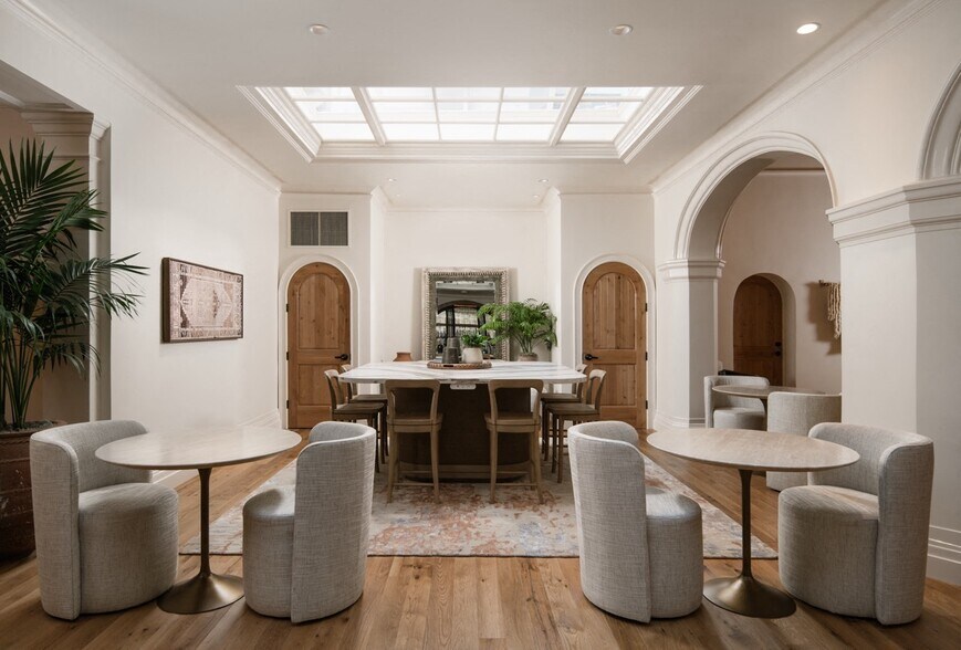 More Photos Of 527-537 State St, Santa Barbara Hotel For Lease