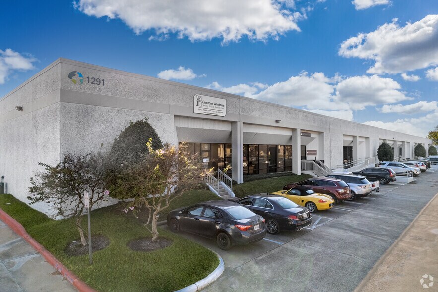 Primary Photo Of 1291 N Post Oak Rd, Houston Light Distribution For Lease