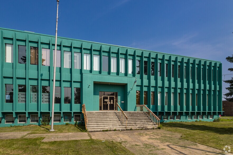 More Photos Of 245 Boul Hymus, Pointe-claire Office For Lease