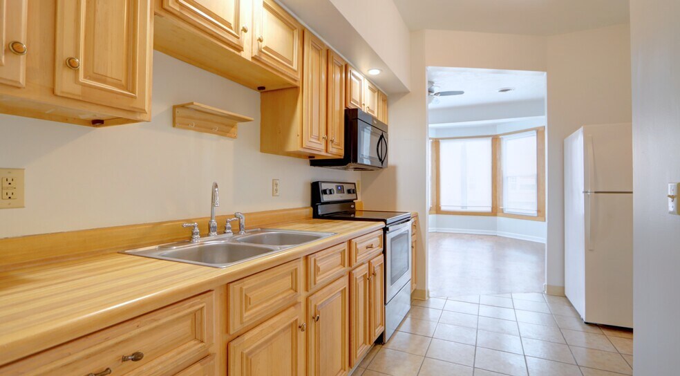 More Photos Of 14 E Main St, Waterloo Town Bar For Sale