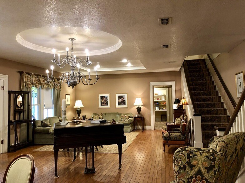 More Photos Of 205 SW Barnard St, Glen Rose Hotel For Sale