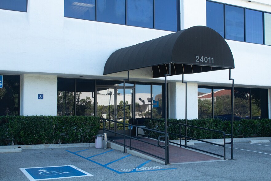 More Photos Of 24011 Ventura Blvd, Calabasas Medical For Lease
