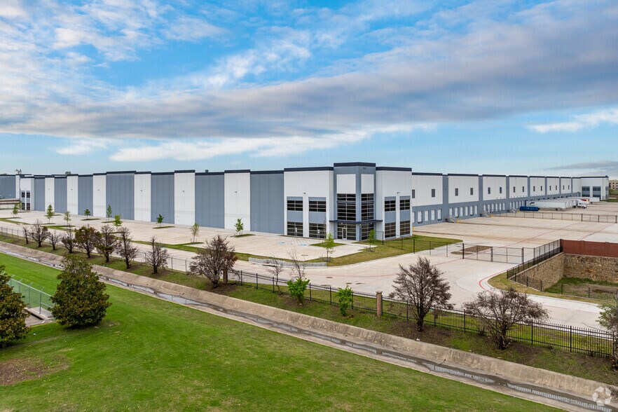 More Photos Of 1001 E Wintergreen Rd, DeSoto Warehouse For Lease