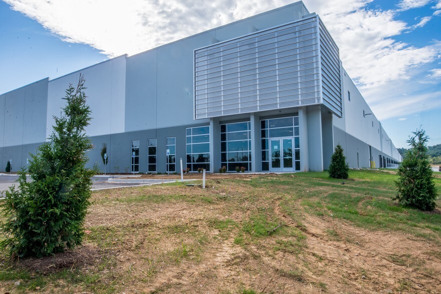 More Photos Of 120 Velocity Way, Shepherdsville Distribution For Lease