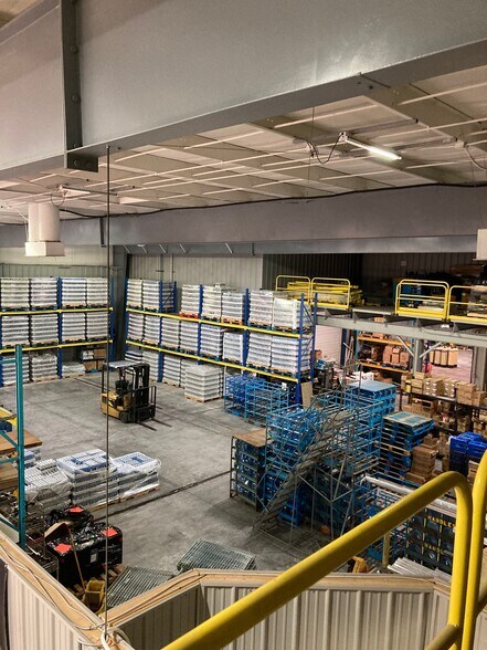 More Photos Of 11 Roadway Dr, Carlisle Light Manufacturing For Sale