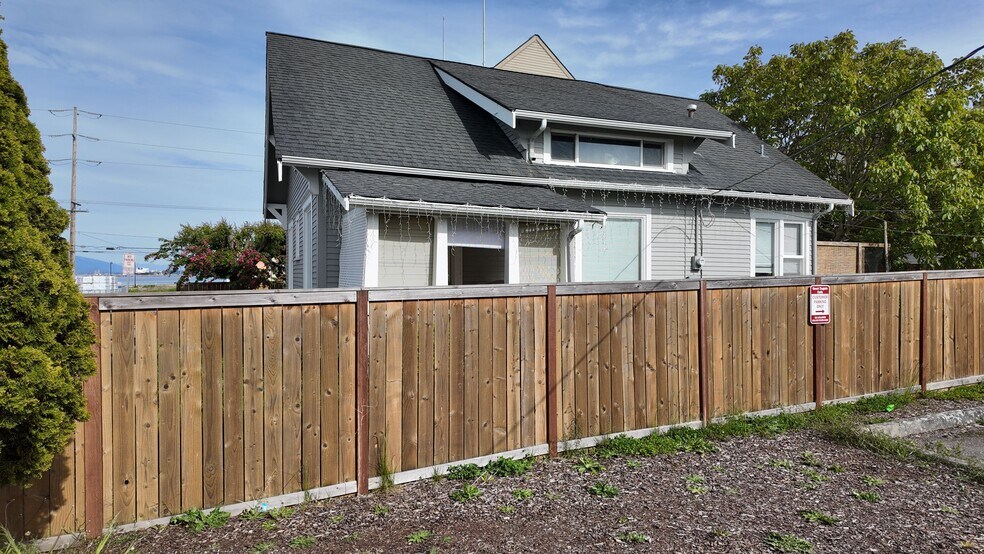 More Photos Of 2001-2011 Commercial Ave, Anacortes Storefront Retail Office For Sale