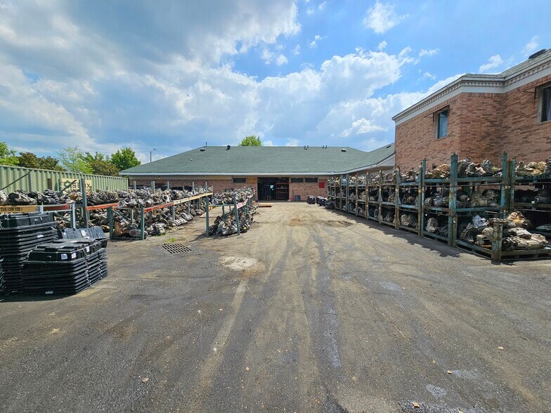 More Photos Of 568 Poplar Ave, Memphis Freestanding For Sale