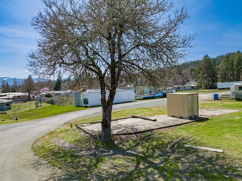 More Photos Of 2660 NW Vine St, Grants Pass Manufacturing For Sale