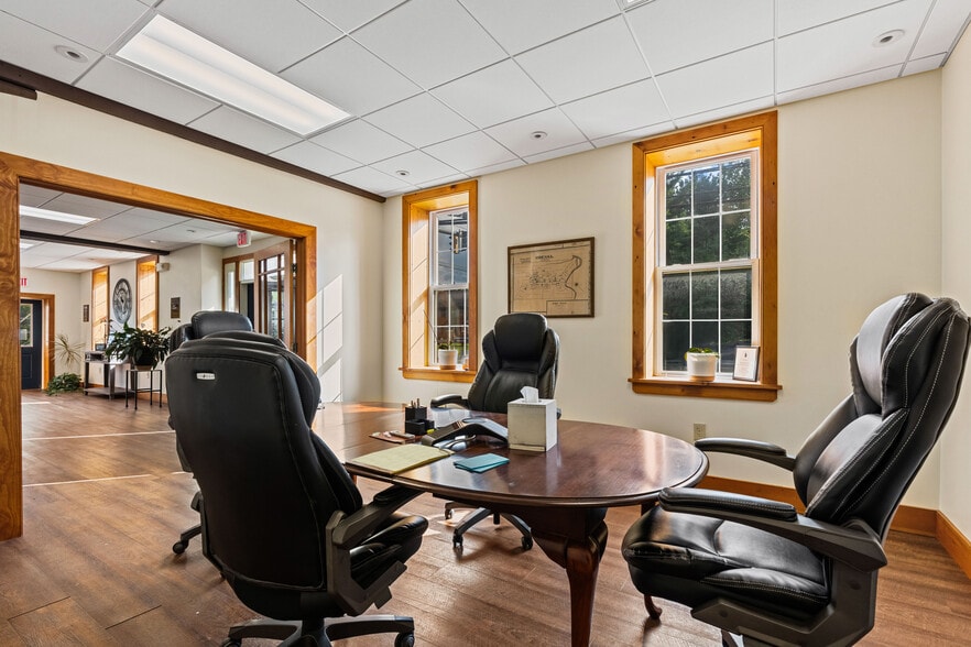 More Photos Of 501 Main St, Odessa Office For Sale