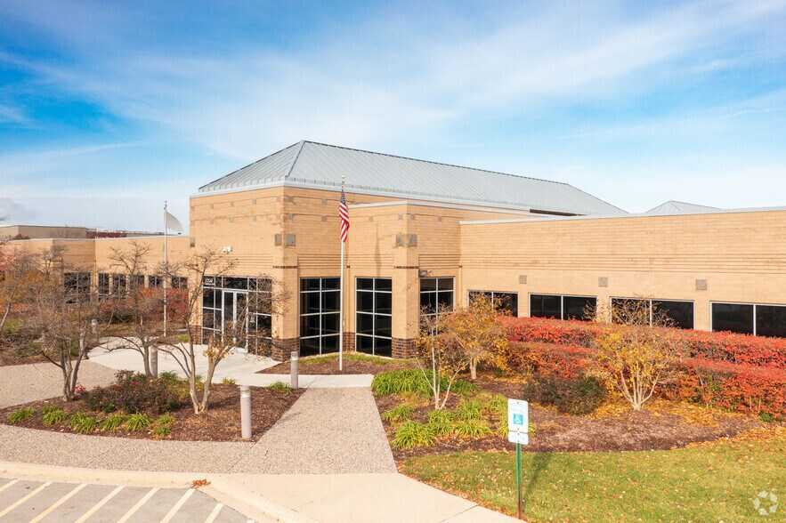 Primary Photo Of 1200 Internationale Pky, Woodridge Office For Lease