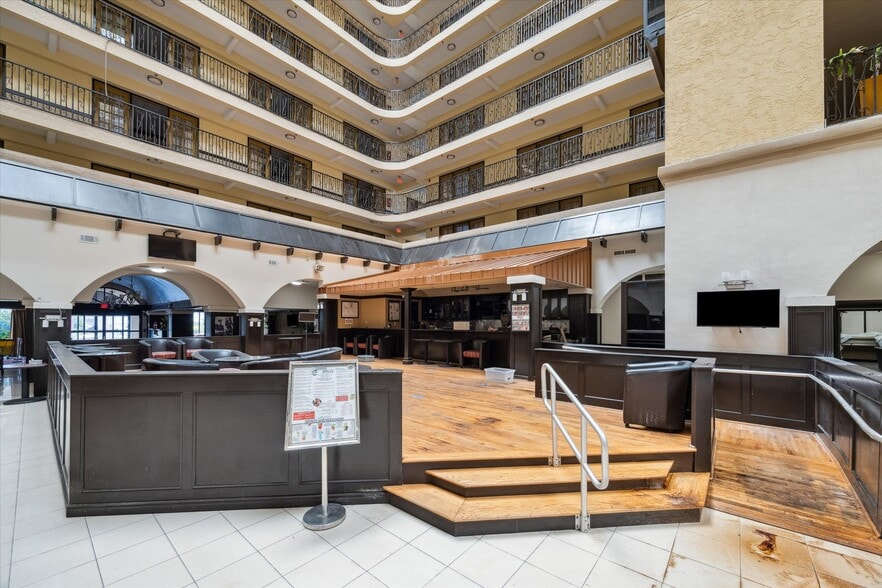 More Photos Of 9090 Southwest Fwy, Houston Hotel For Sale