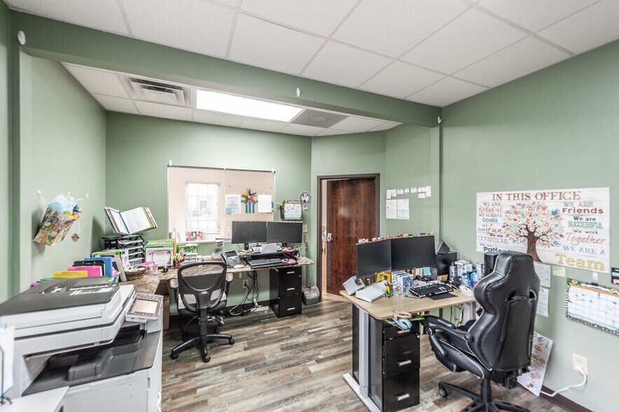 More Photos Of 20 Executive Park Dr, Hendersonville Loft Creative Space For Sale