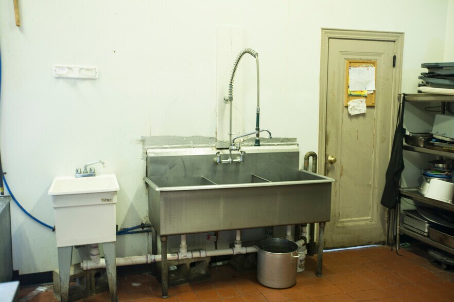 More Photos Of 49 Franklin St, Belleville General Retail For Sale