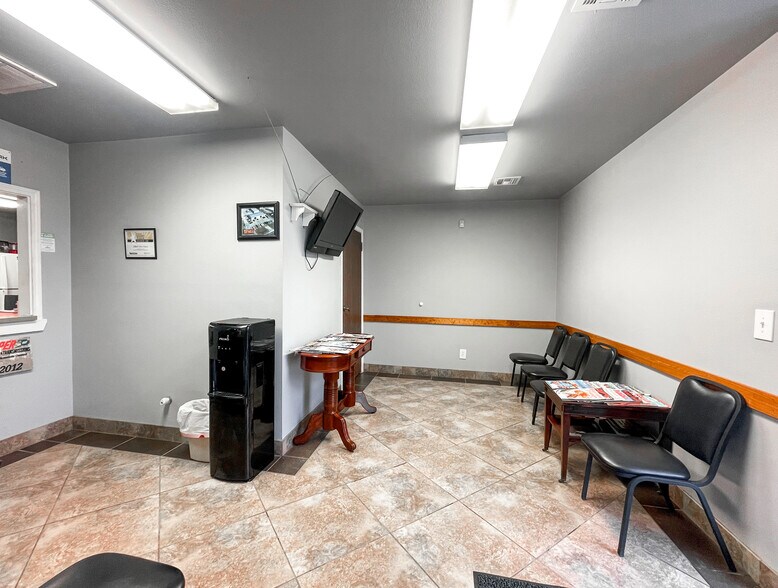 More Photos Of 912 SW 15th St, Wagoner Warehouse For Sale