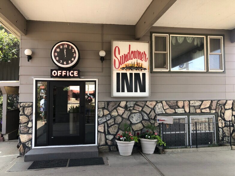 More Photos Of 1018 Front St, Forsyth Hotel For Sale