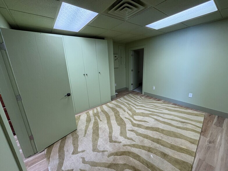 More Photos Of 1805-1811 Sawmill Pky, Huron Warehouse For Sale