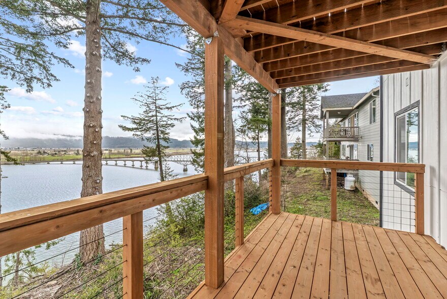 More Photos Of 572 Columbia St, Cathlamet Apartments For Sale