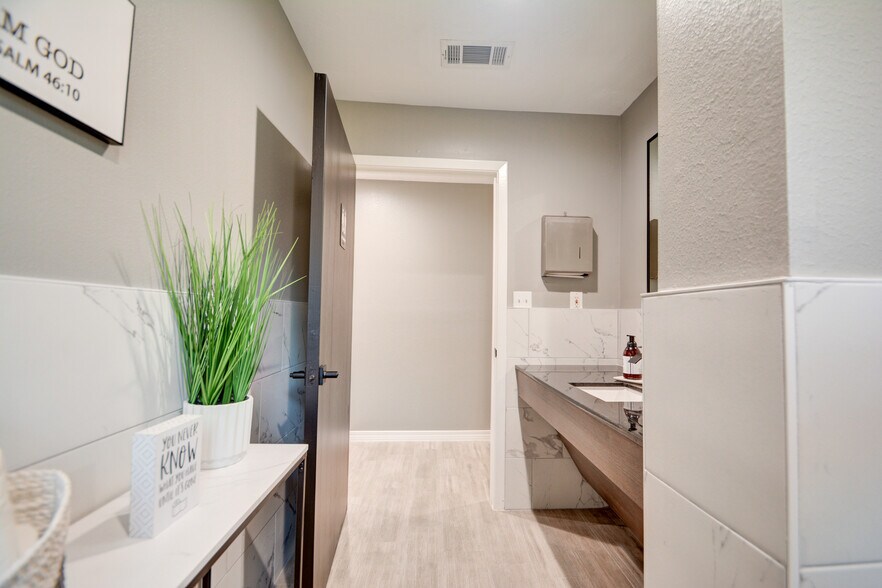 More Photos Of 26615 Oak Ridge Dr, The Woodlands Office For Lease
