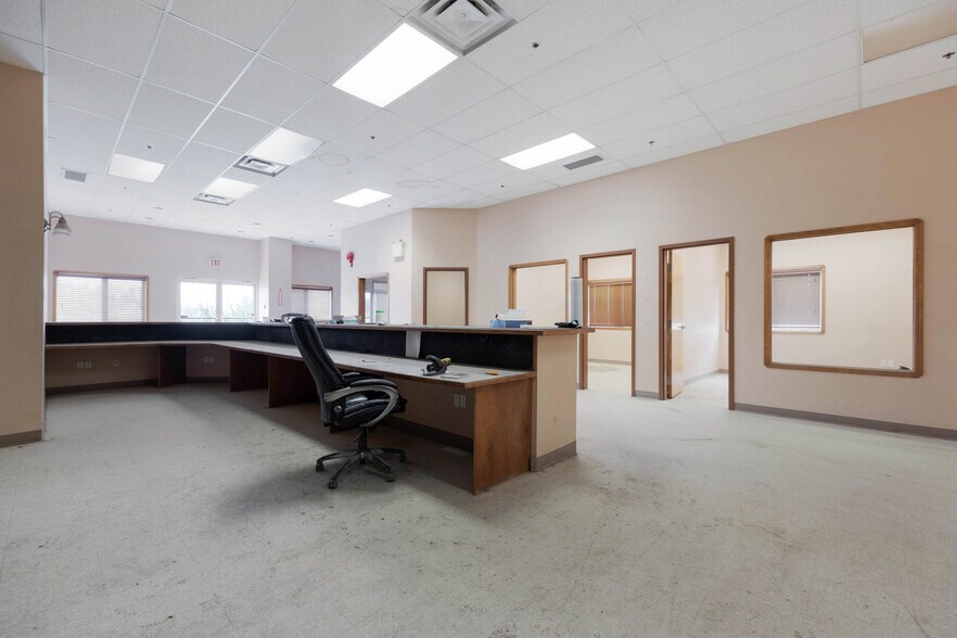 More Photos Of 105 Oak Crt, Anzac Warehouse For Sale